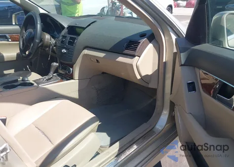 2010 Mercedes-Benz C 300 Luxury/Sport z USA, uszkodzony, nr VIN WDDGF5EB0AA396677